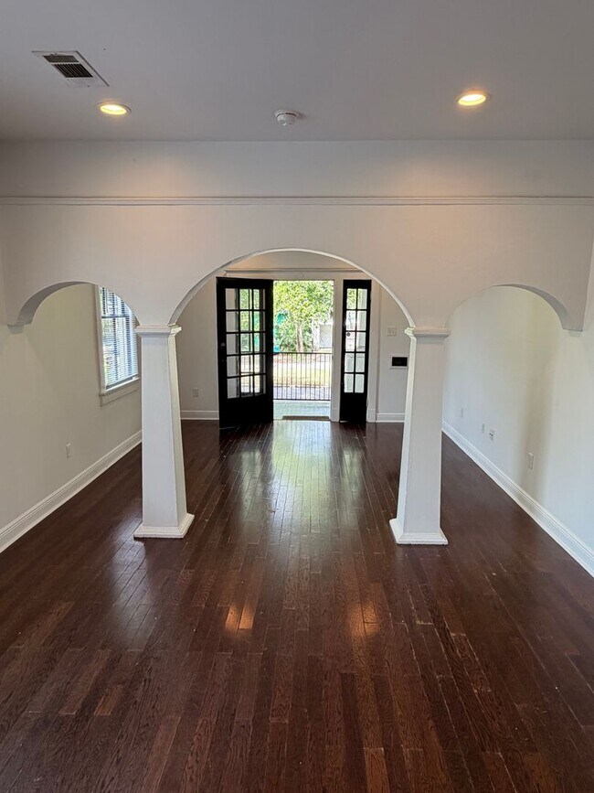 Building Photo - 1233-1237 Poland Avenue