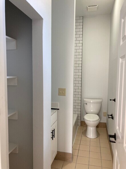 Building Photo - 2513 Frankford Ave