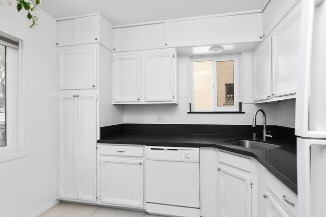 Kitchen - 836 N Fuller Ave