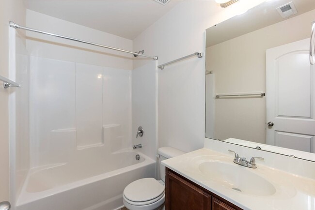 Building Photo - Move In Ready Lillington Home!