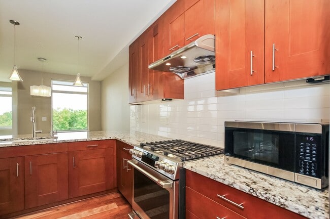 Building Photo - Waterview Condo 2 bed, 2 bath in Point Edw...