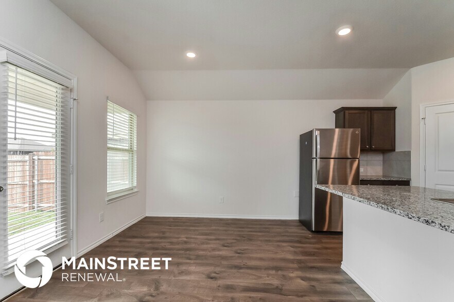 Building Photo - 824 English Dr