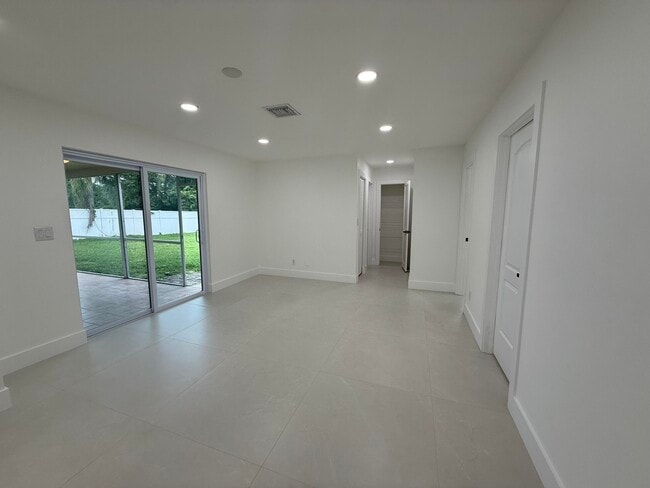 Building Photo - 137 Alcazar St