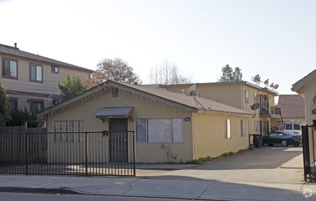 Primary Photo - 29393-29401 Dixon St