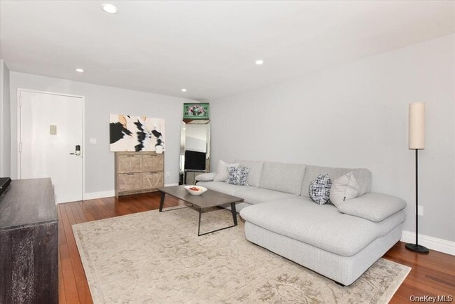 Building Photo - 320 E Shore Rd