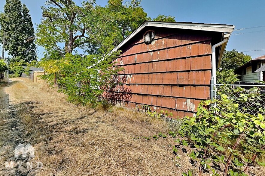 Building Photo - 725 N 101st St