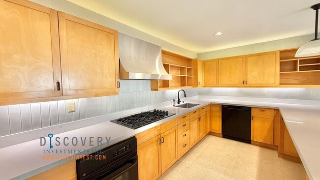 Building Photo - Updated MCM Gem in Adams Point