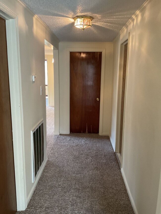 Building Photo - 2 Bedroom 1 Bath Located of Fire Tower Road