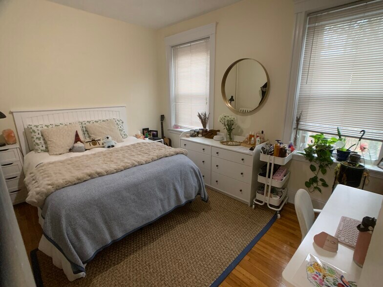 Building Photo - 92 University Rd