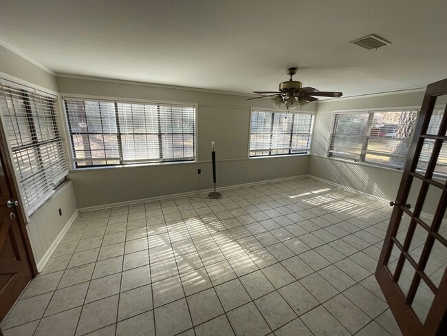 Building Photo - Beautiful 4 Bedroom Southern Hills Home