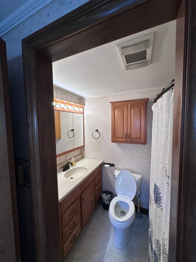 Building Photo - Walnut St.