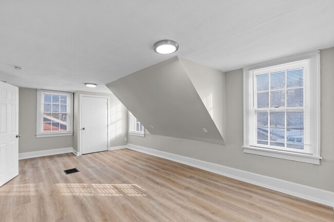 Building Photo - Charming 2-Bedroom Gem Ready for You!