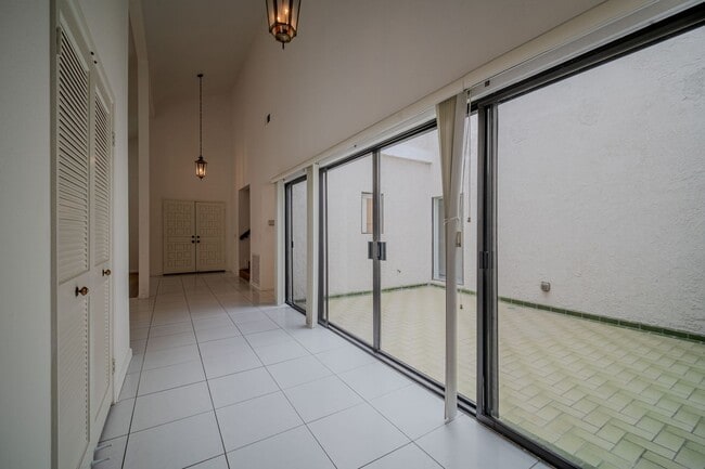 Building Photo - Fountain Valley Family home