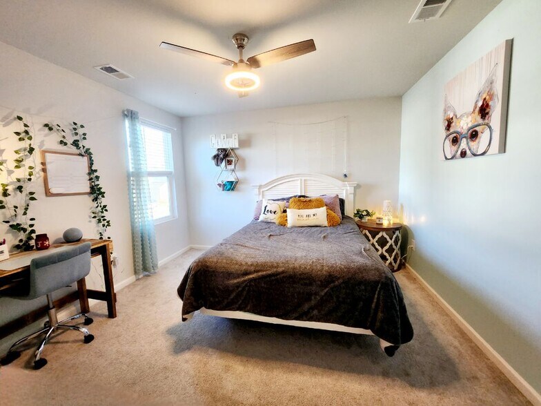 Building Photo - 187 S Reindeer Rd