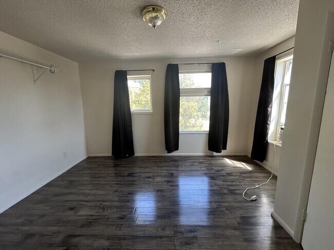 Building Photo - 560 600 E
