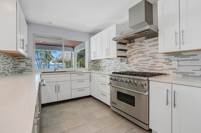 Building Photo - 930 S Lakeside Dr