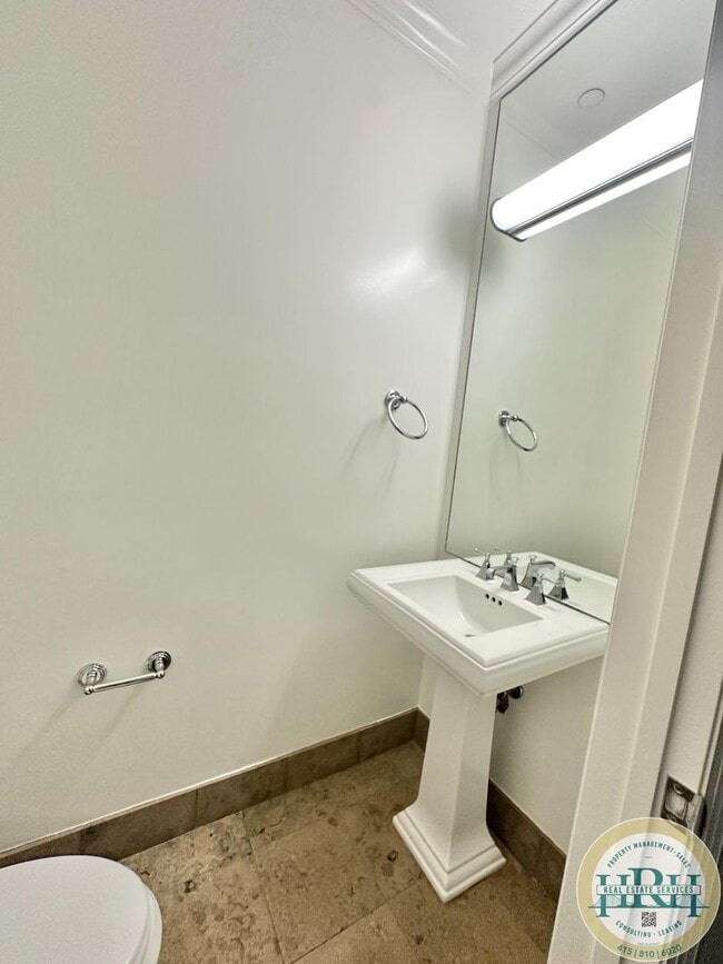 Building Photo - Charming 2 BR | 2.5 BA in Presidio Heights