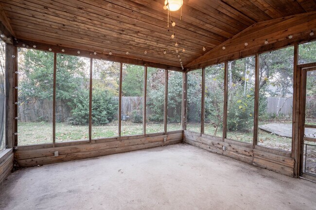 Building Photo - 4 Bed | 3 Bath in Central Tulsa!