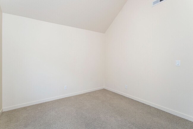 Building Photo - 2BD 2.5BA + Bonus Room/Den/Office Townhouse w/Garage + AC + Washer/Dryer Included