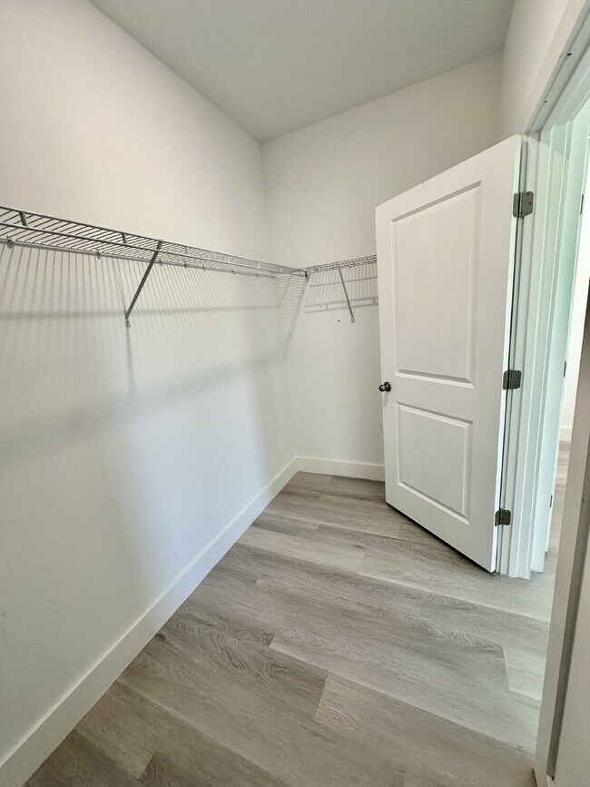 Building Photo - Private Master Bedroom and Bathroom available in a Large, Modern Home. The Master Bedroom feature...