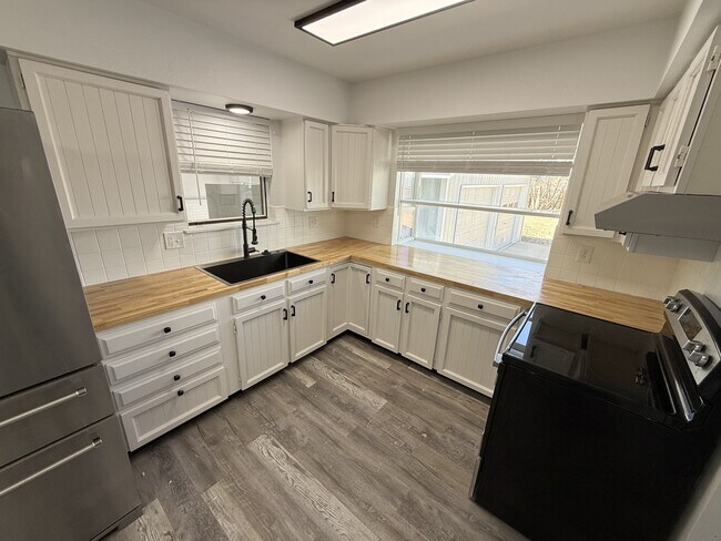 Building Photo - 310 Chimney Park Dr