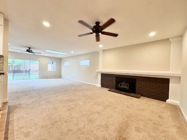 Building Photo - Spacious 3 Bedroom Gilroy Home with AC  & Attached Garage