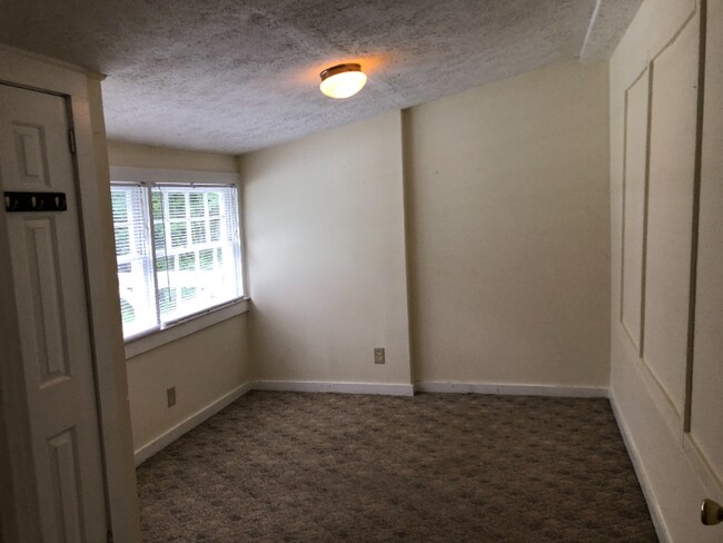 Building Photo - 493 Ruth St