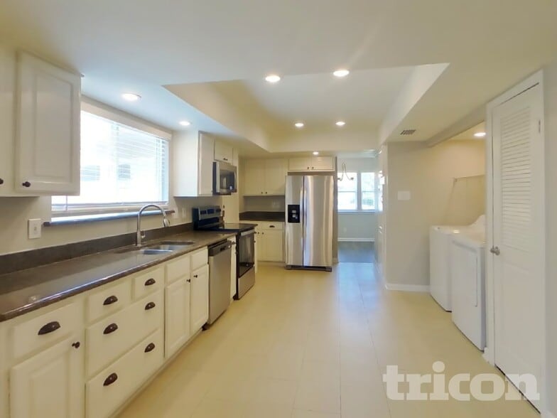 Building Photo - 1712 Hartford Dr