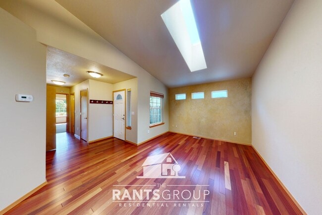 Building Photo - Well-Maintained 2-Bed / 2-Bath Home with A...