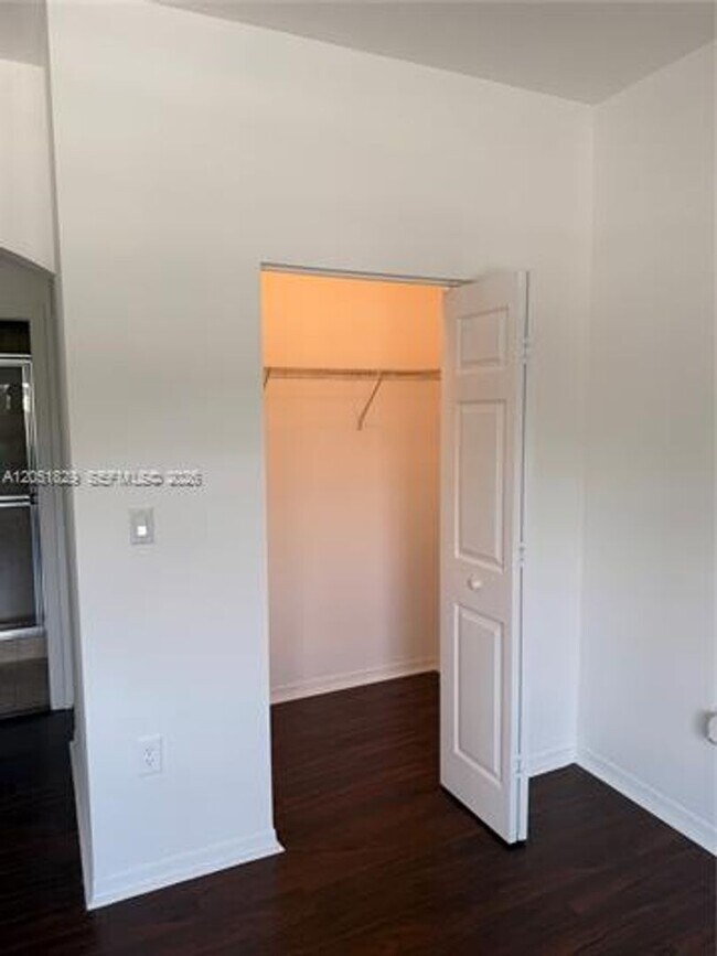 Building Photo - 906 SW 143rd Ave