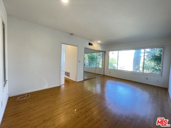 Building Photo - 6216 Temple Hill Dr