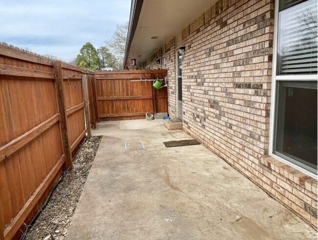 Building Photo - 1108 W Plato Rd