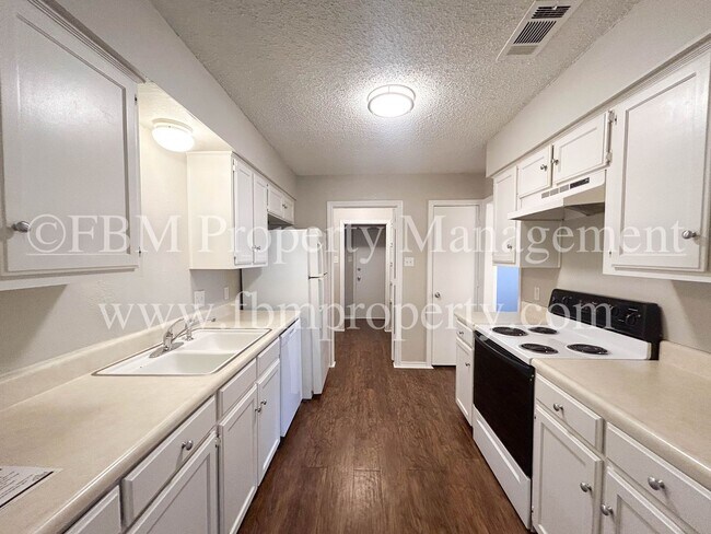 Building Photo - 509 W Denton St