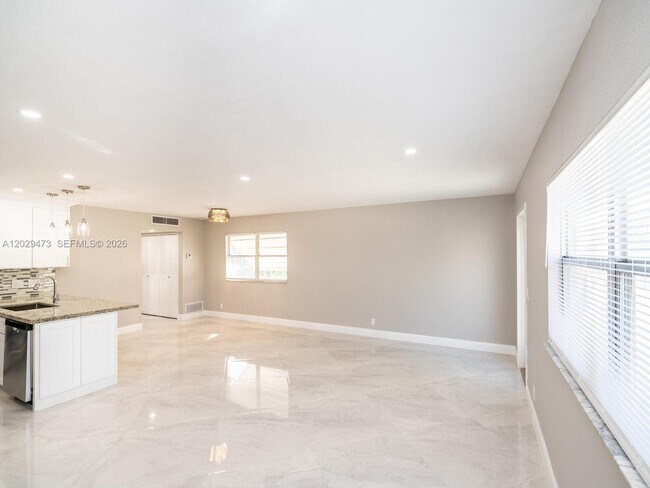 Building Photo - 718 Brittany Park