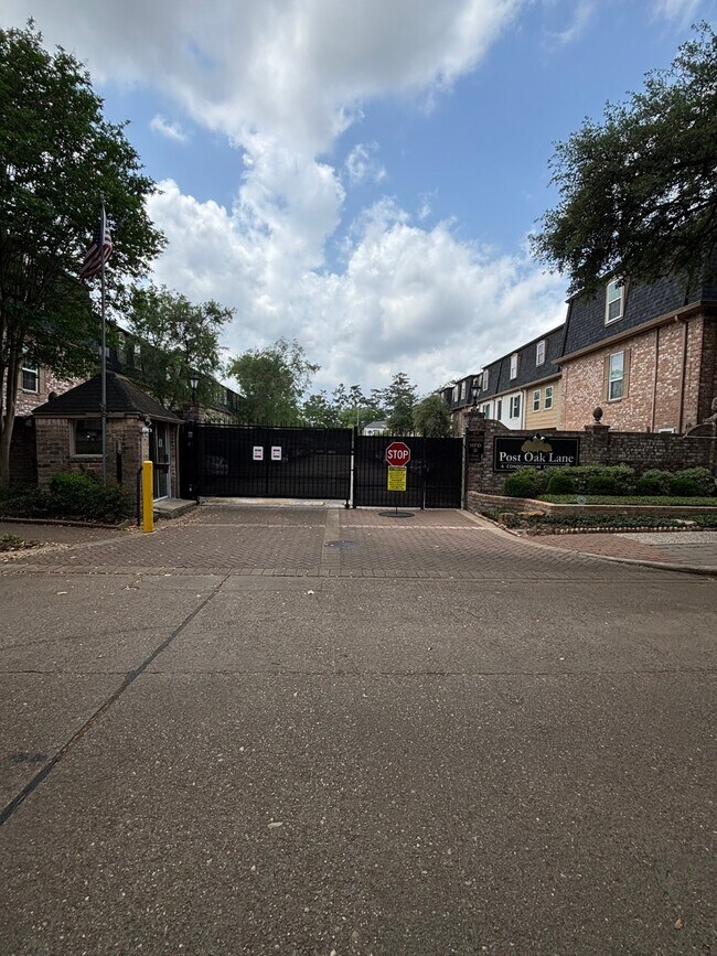 Building Photo - 357 N Post Oak Ln