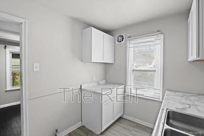 Building Photo - 20045 Greenlawn St