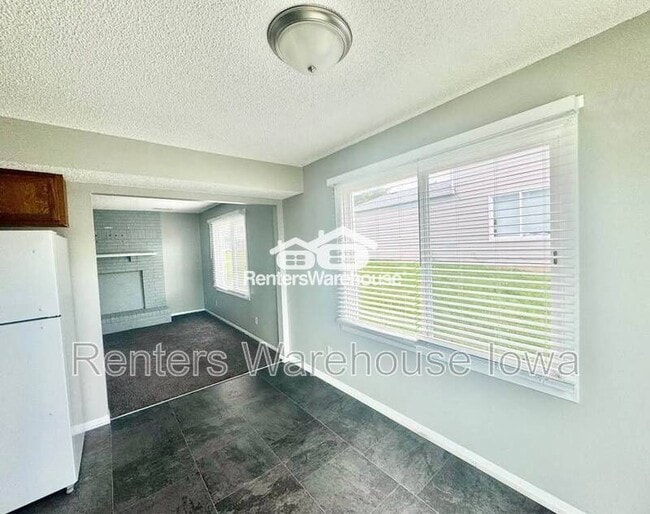 Building Photo - 2112 E Caulder Ave