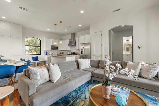 Building Photo - 13803 Lakeview Dr