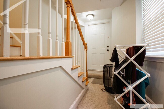 Building Photo - Nicely renovated 4 bed duplex with parking included.