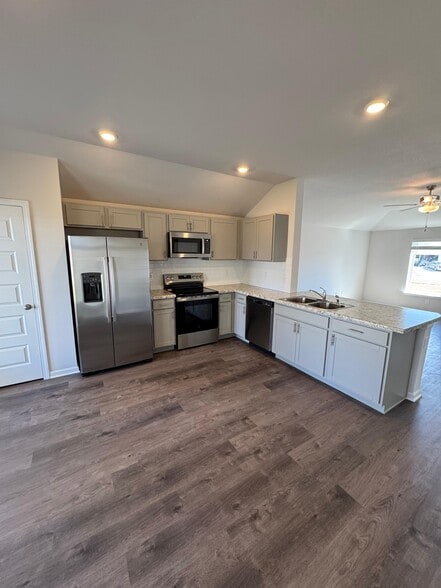 Building Photo - 510 N Pear St