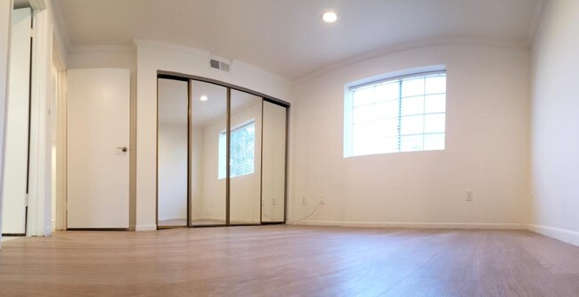 Building Photo - 2 bedroom in North Hollywood CA 91601