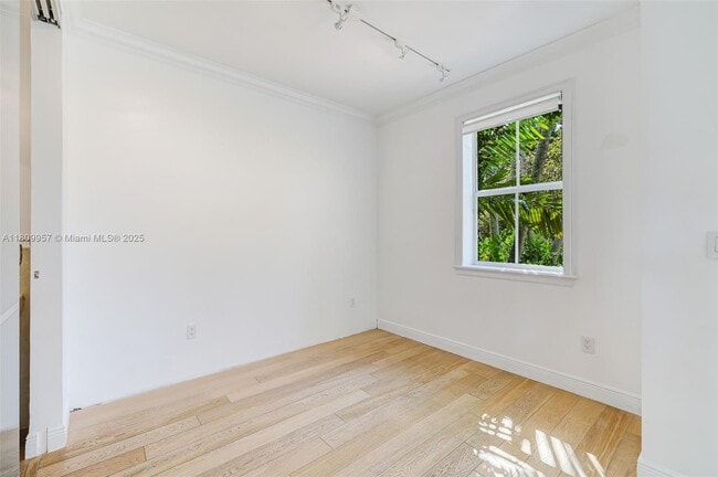 Building Photo - 464 Fernwood Rd
