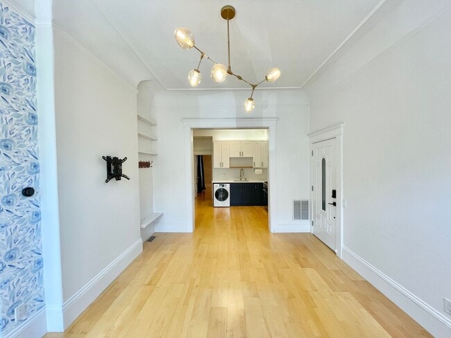 Building Photo - Super Charming NOPA Condo! Parking! Laundr...