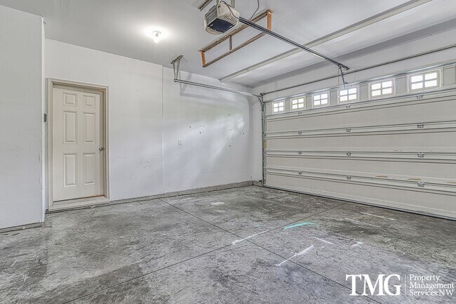 Building Photo - Pet Friendly Home In A Great Convenient Location!