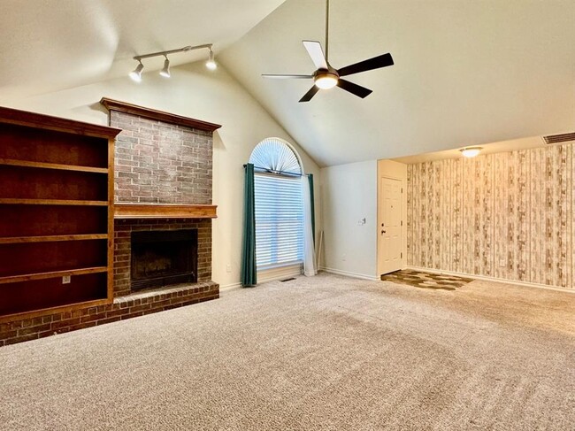 Building Photo - 308 N Lockeport Dr