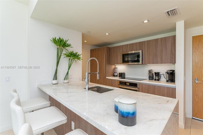 Building Photo - 401 N Birch Rd