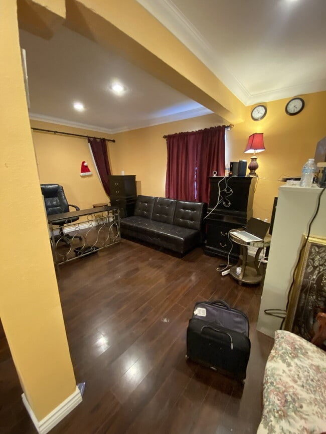 Building Photo - Spacious 3BD/3BA Home with Big Yard — Priced to Move Fast! Pets OK