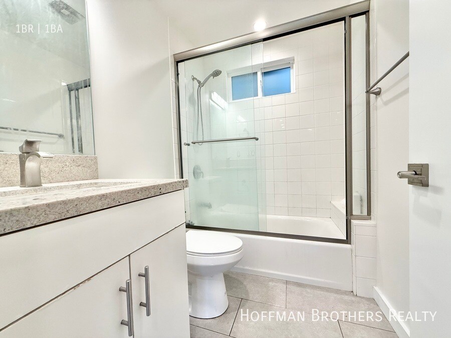 Building Photo - 3245 Drew St