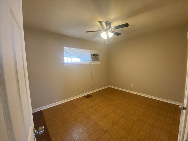 Building Photo - 3024 Elgin St