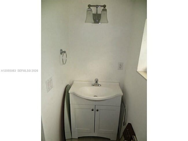 Building Photo - 5851 SW 28th St